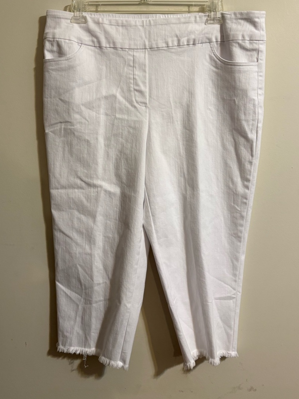 Alfred Dunner Classic style capri pants Women’s white size 18 cropped frayed hem